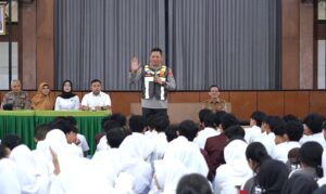 Polisi Jogo Sekolah : Polresta Malang Kota Edukasi Pelajar Bentengi Generasi Muda dari Narkoba dan Bullying